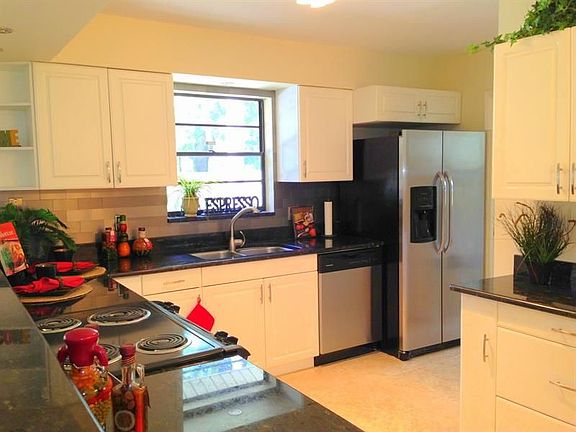 3rd image of 4715 Bullock Ct