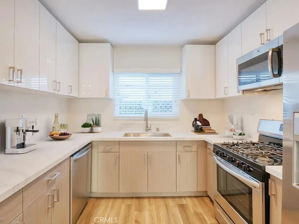 2 bed, 800 sqft, $3,300 — Photo 3