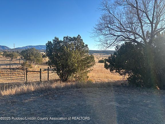 3rd image of 120 Lookout Peak Rd