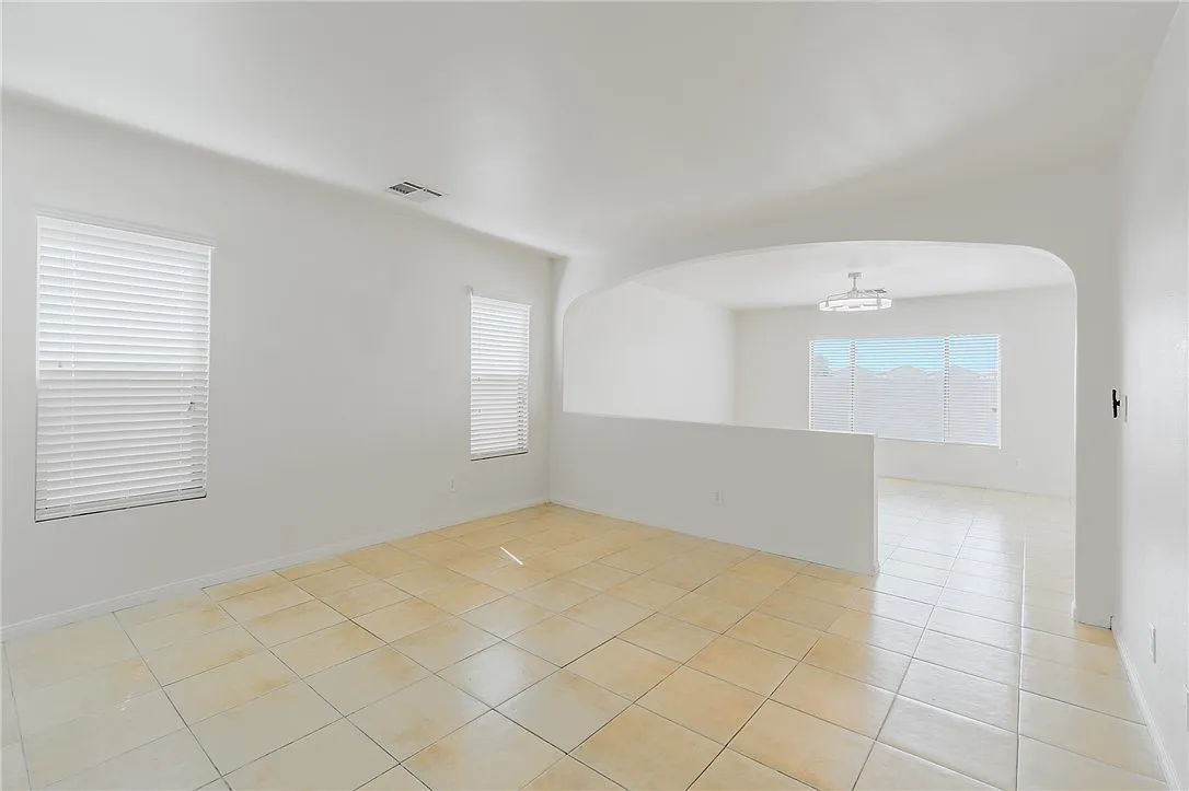 5 bed, 3.0 bath, 1816 sqft, $2,100 — Photo 4
