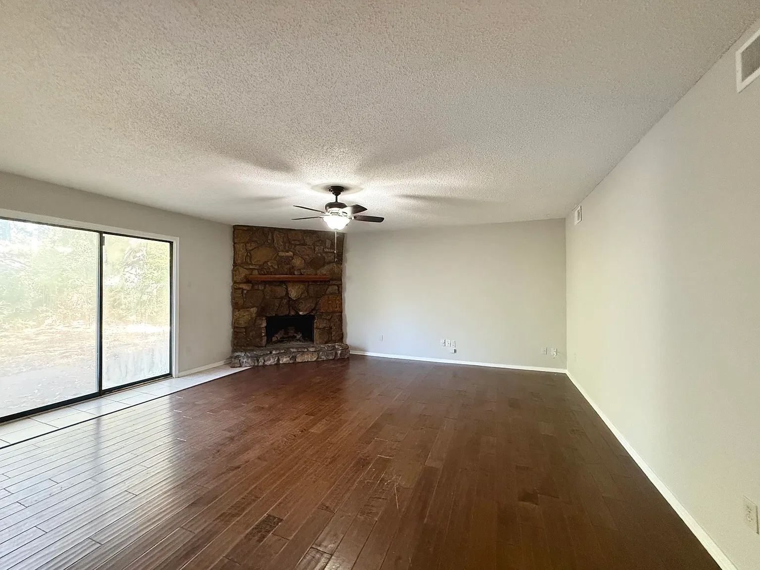 3 bed, 2.0 bath, 1338 sqft, $1,450 — Photo 2
