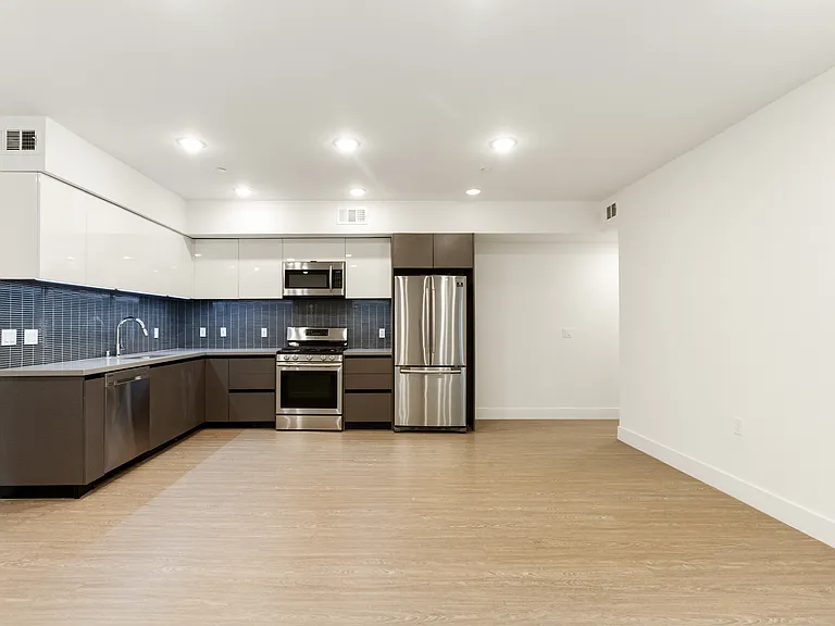 837 Harvard — Photo 44