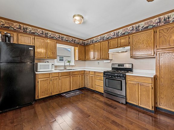 5th image of 135 Ambassador Ave