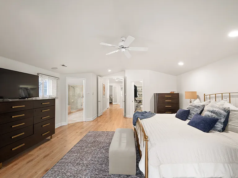 559 Jackson St — Photo 17