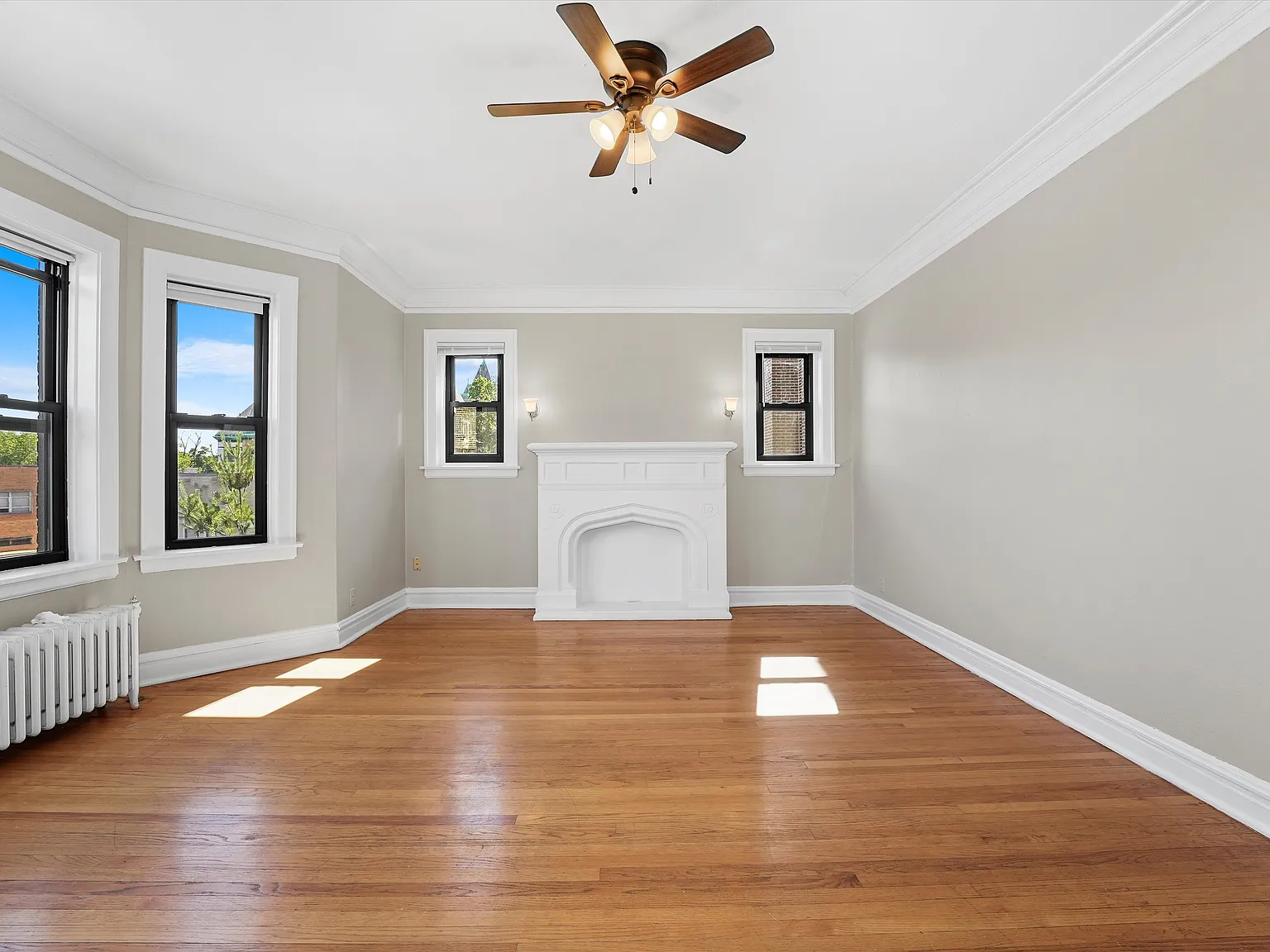 Large, Spacious 2 Bedroom Apartment in the Heart of Riverside! Heat Included! — Photo 1
