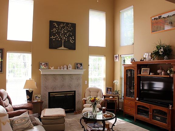 4th image of 1071 Thornhill Ln