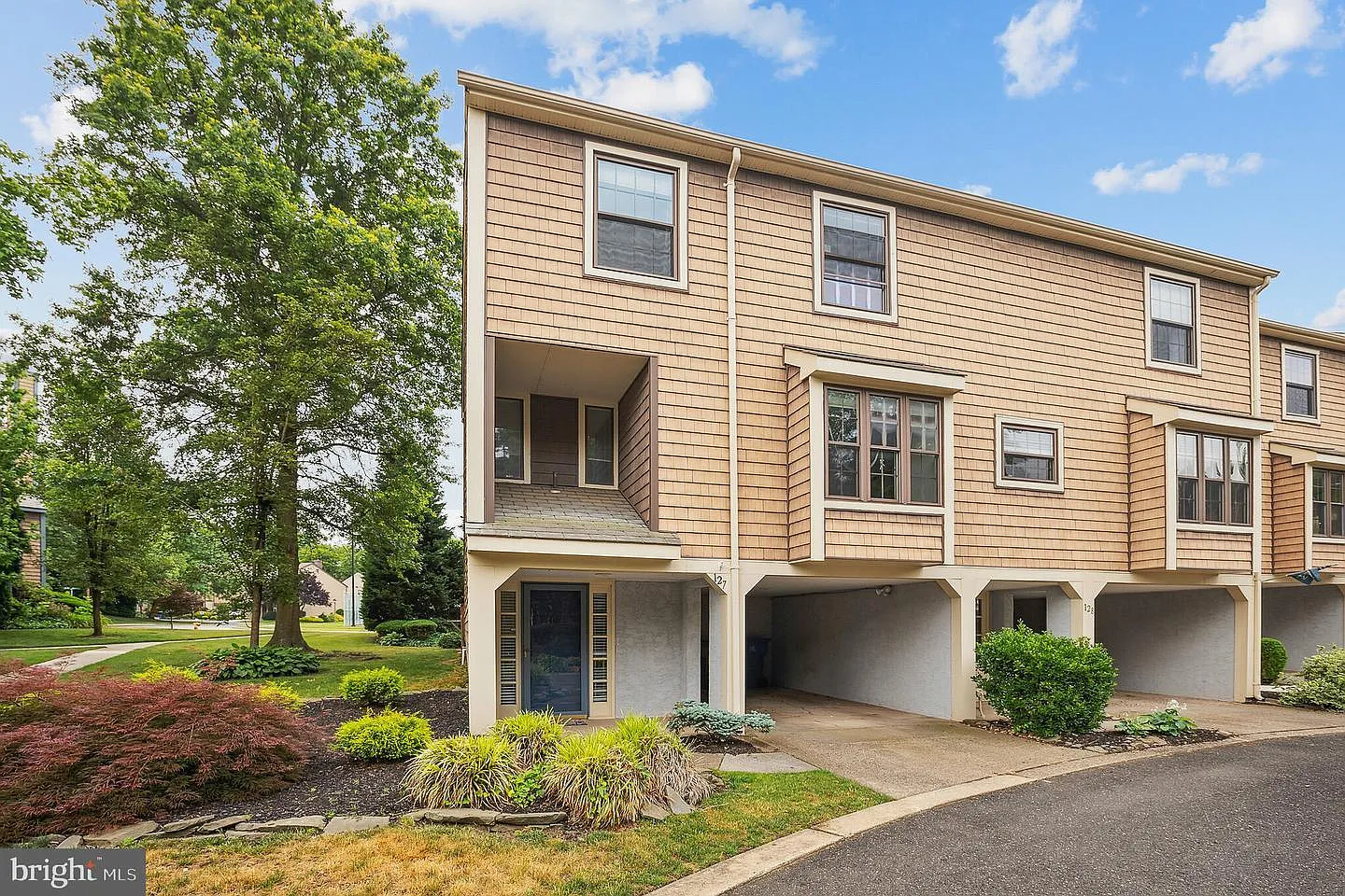 3 bed, 2.5 bath, 1936 sqft, $3,000 — Photo 1