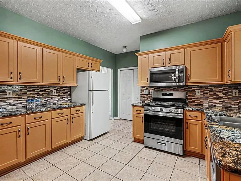 375 Clairidge Ln — Photo 7