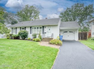 6 Gingerbread Ln, Albany, NY