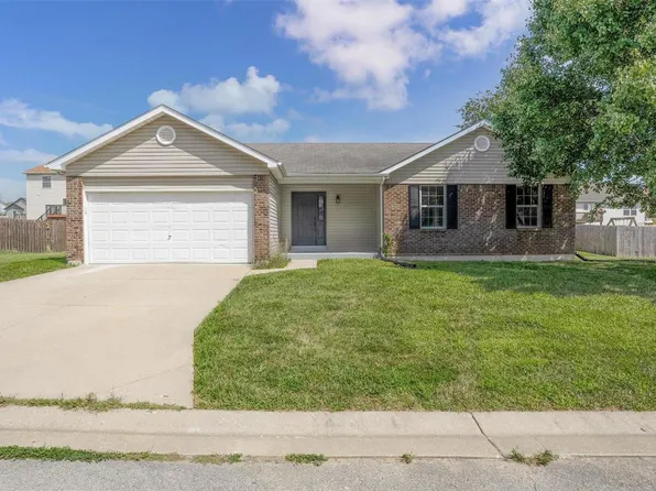 131 Village Circle Dr, Winfield, MO 63389