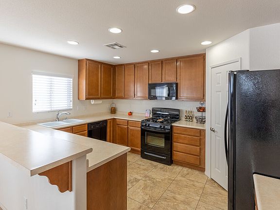 3rd image of 1016 E Fieldbrook Ct