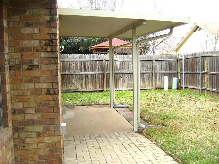 1714 Red Bud Ln — Photo 16