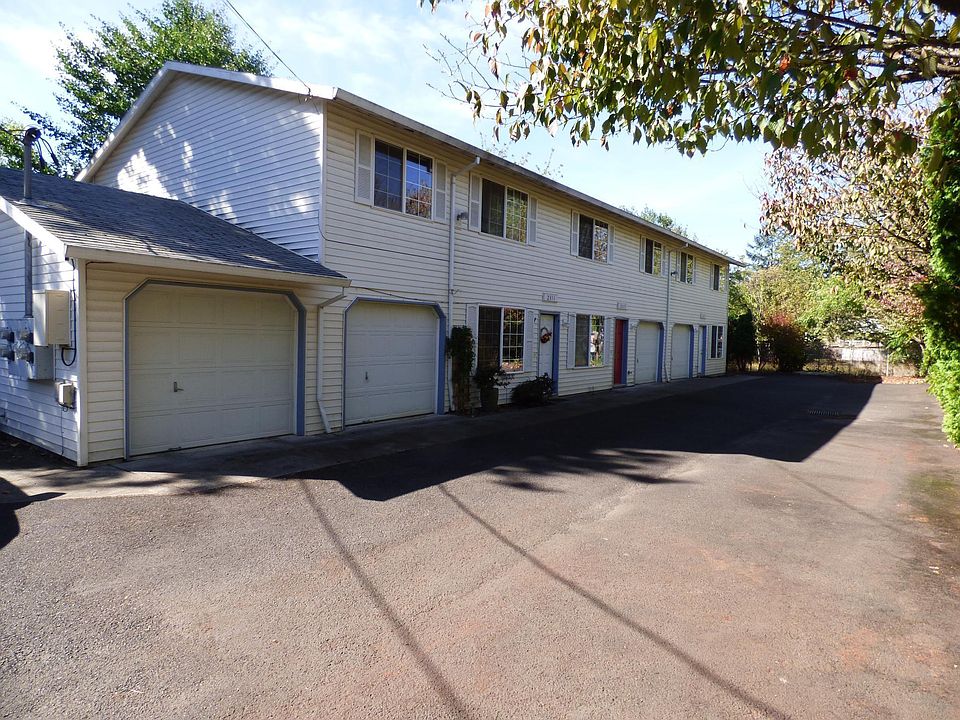 Middle unit of quiet Triplex town homes