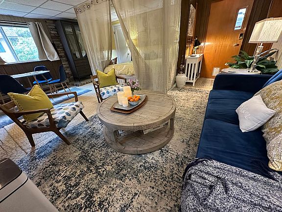 Spacious garden room~450 square feet to be exact!