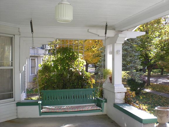 2nd image of 104 E Hickory St