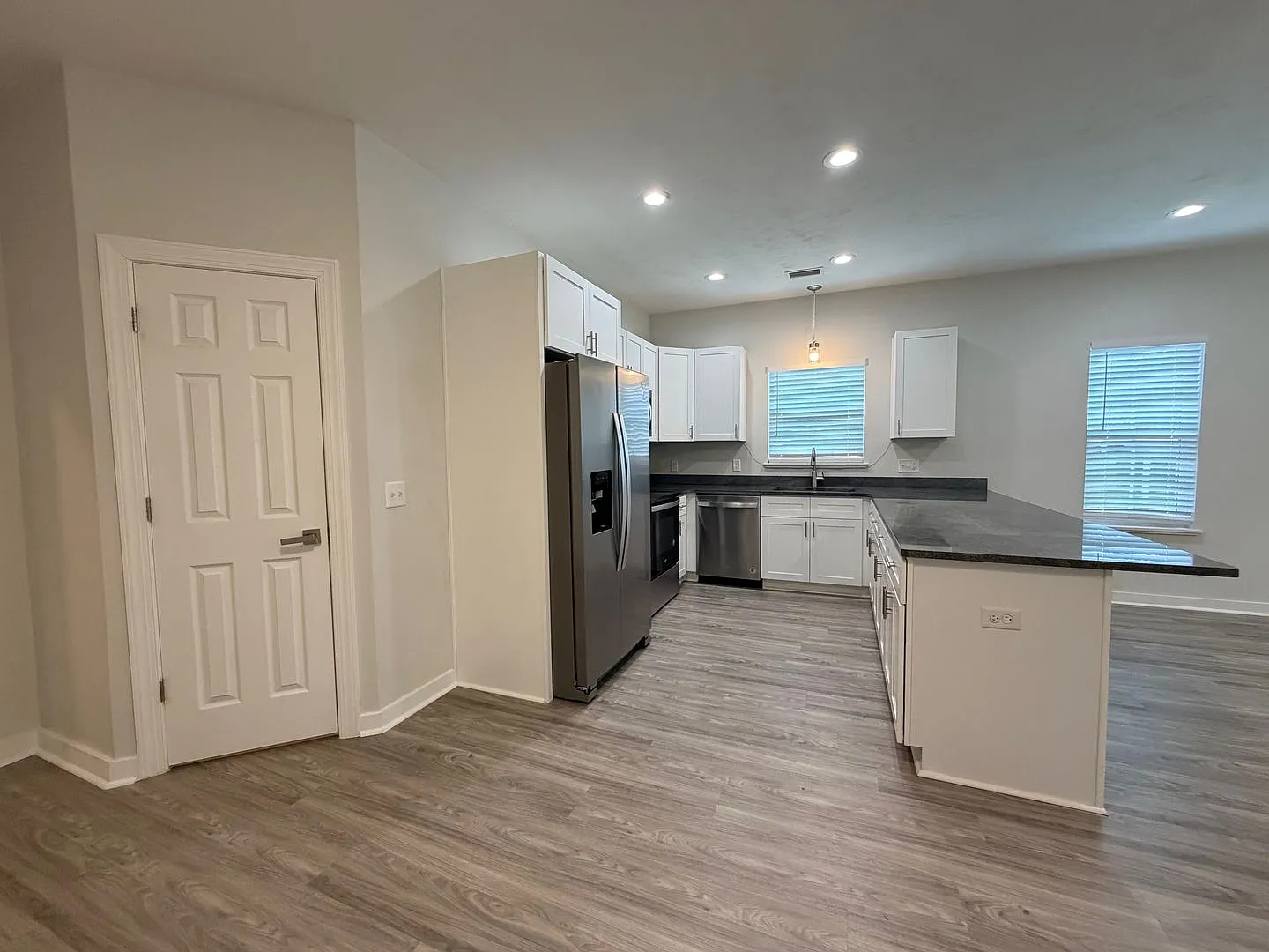 Like New 3BR/2BA Home Near Parks & Lake Jackson | Lawn Care Included — Photo 4