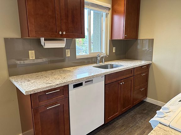 Kitchen Quartz counter tops and full size dishwasher