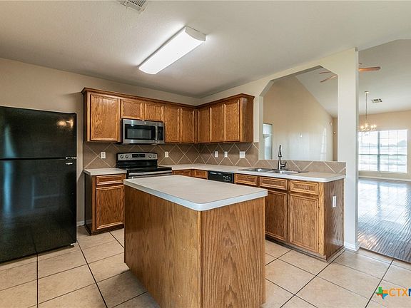 4th image of 3809 Thunder Creek Dr