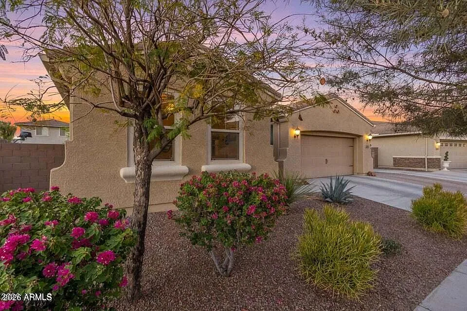 3 bed, 2.0 bath, 1982 sqft, $2,950 — Photo 2
