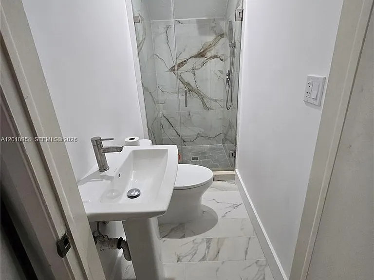 404 Viscaya Ave #404 — Photo 8
