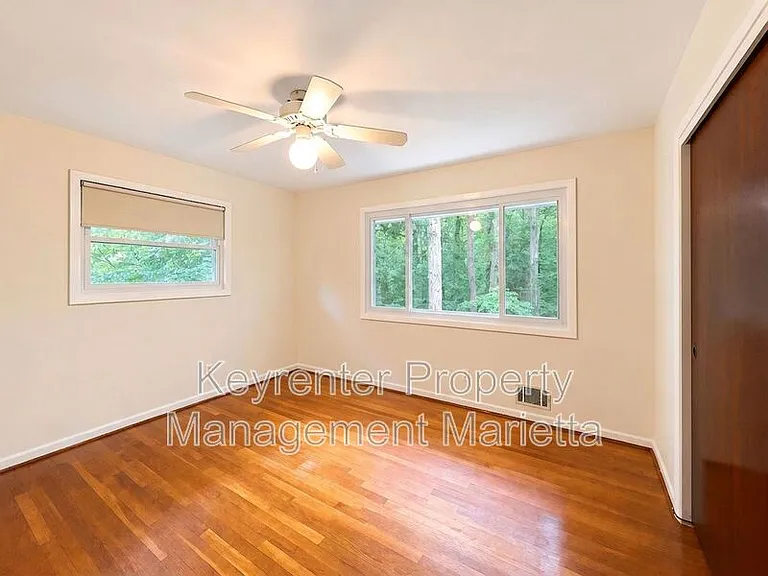 3720 Lake Dr SE — Photo 26