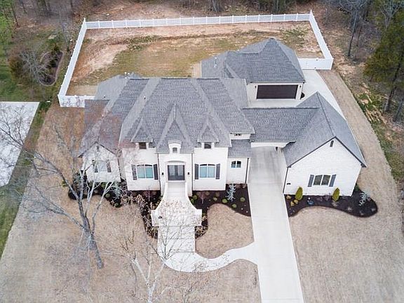 3rd image of 2829 N Lubbock Ln