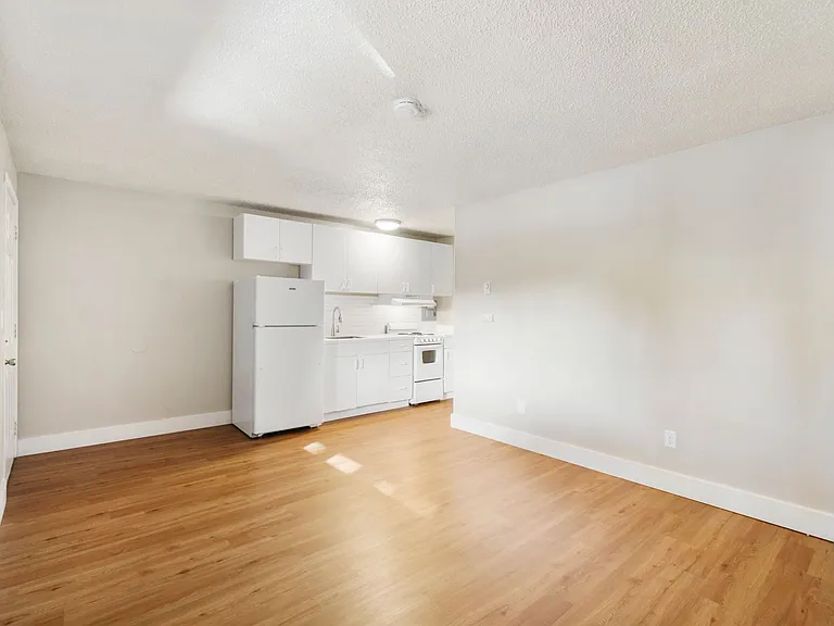 Lilly Apartments — Photo 14