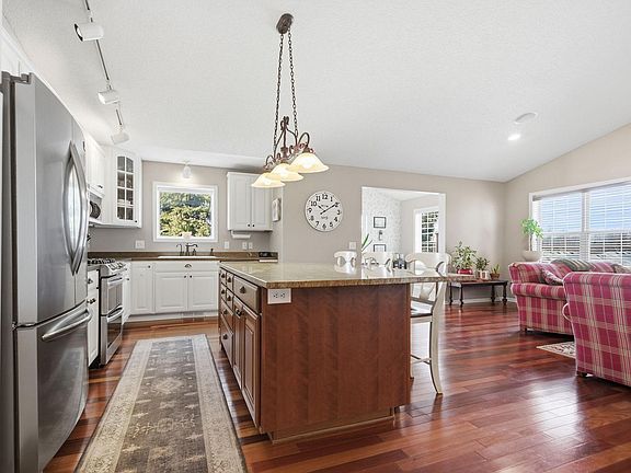 3rd image of 575 Bonita Cir