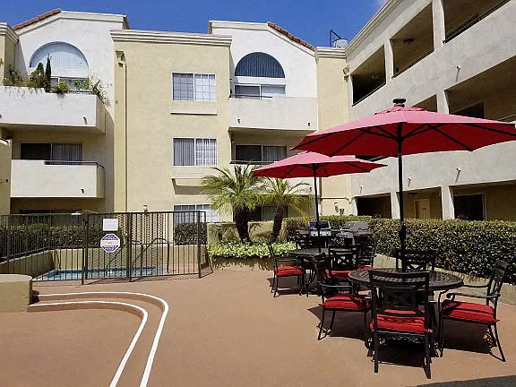 Burbank Village Apartments — Photo 17