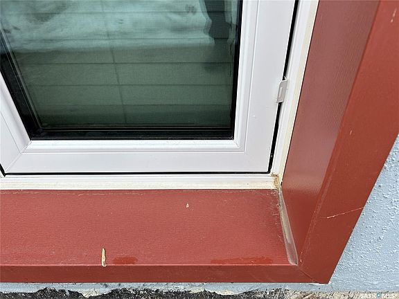 4th image of 206 Burns AVENUE W