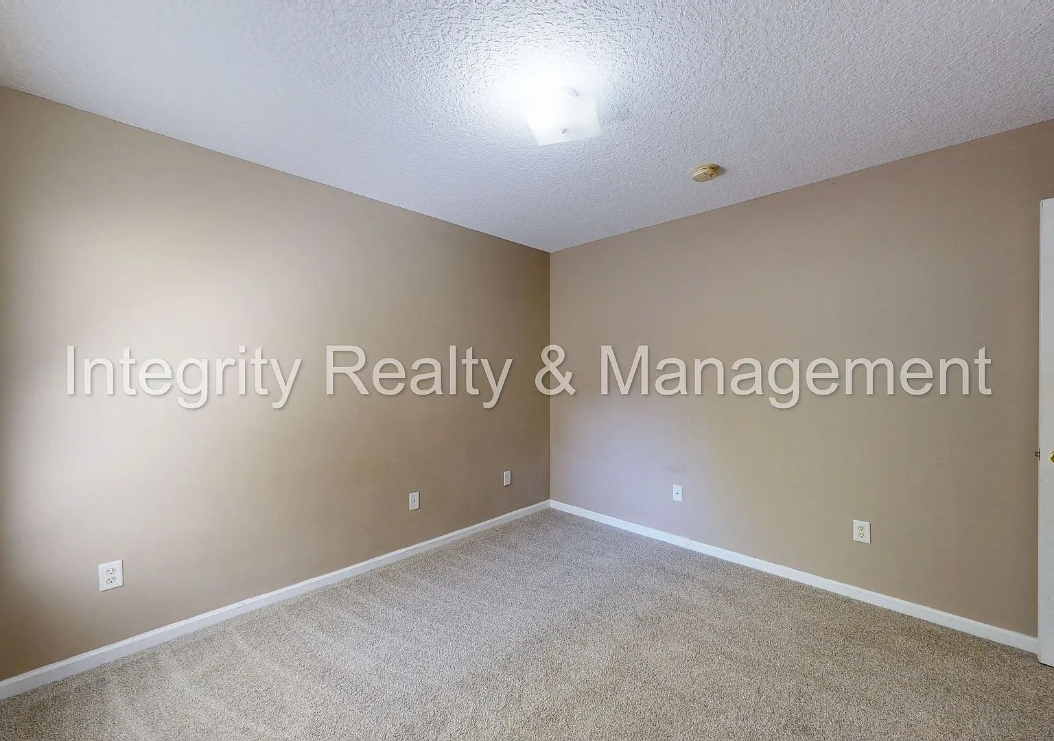 Charming, move-in ready property — Photo 4