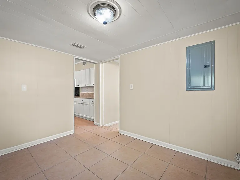 909 Westgate Dr — Photo 15