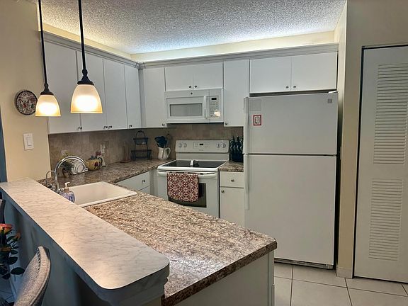 5th image of 7535 S Oriole Boulevard #102