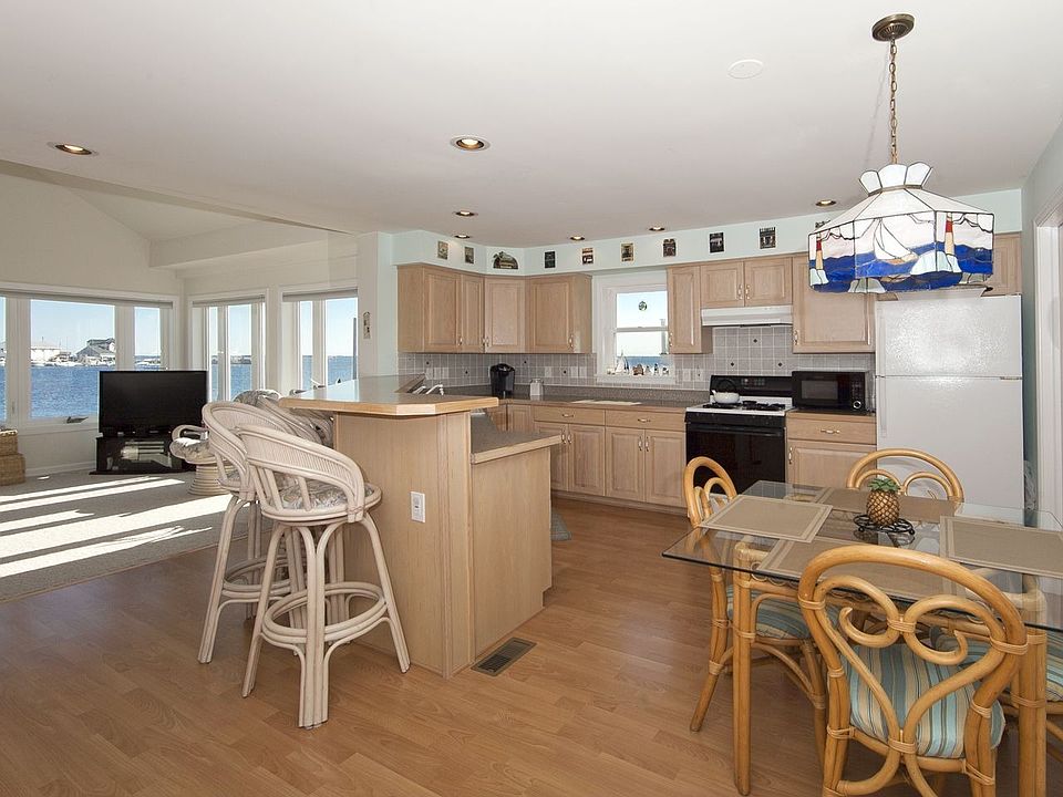 Immaculate eat-in kitchen w/wood flrs & marble back splash opens to Great Room