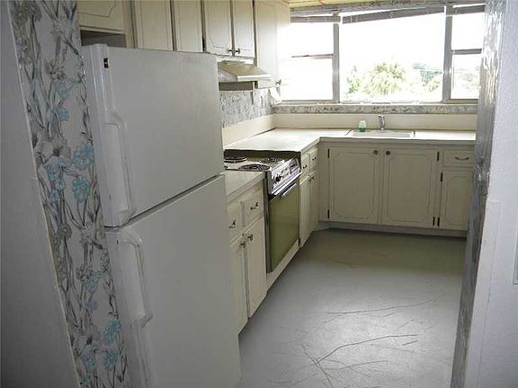5th image of 940 NE 199th St #4K
