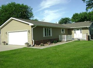 1135 W Lawn Ave, Hastings, NE 68901