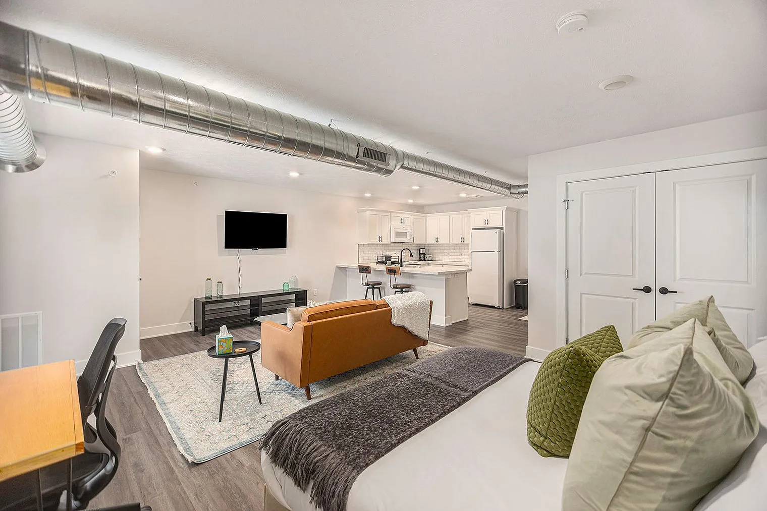 1 bed, 1.0 bath, 570 sqft, $2,566 — Photo 4