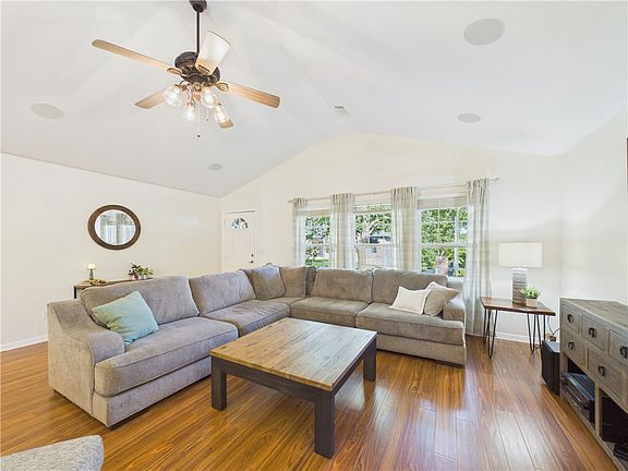 4th image of 8 Benwick Ln