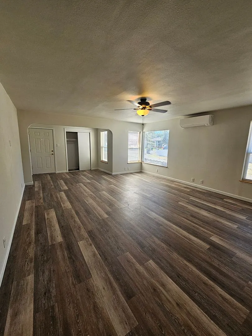 Newly Remodeled 2 Bedroom Home with Bonus Room! — Photo 4