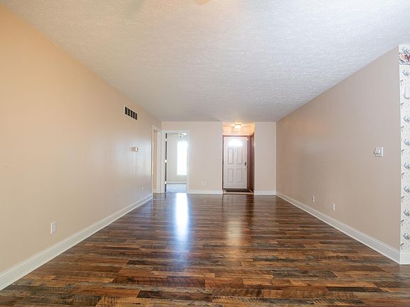 3rd image of 918 Copperfield Dr S