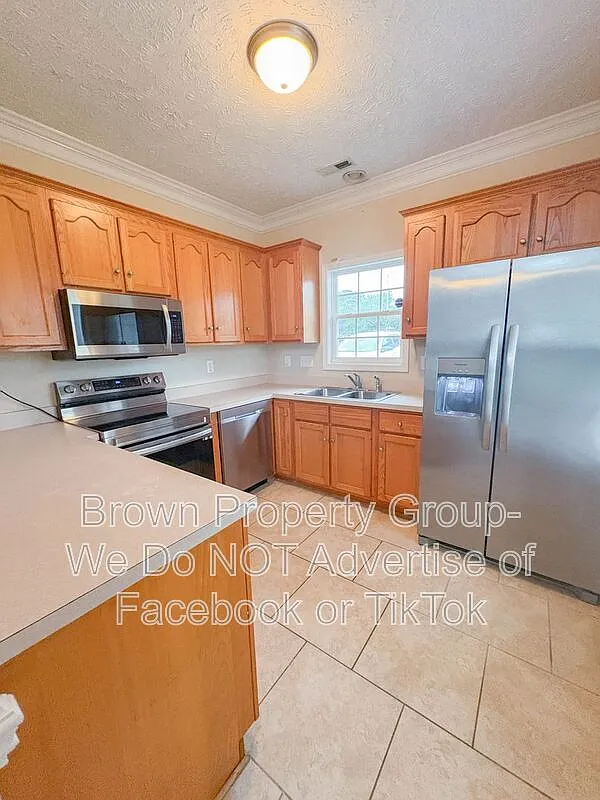 3 bed, 3.0 bath, 1555 sqft, $1,650 — Photo 3