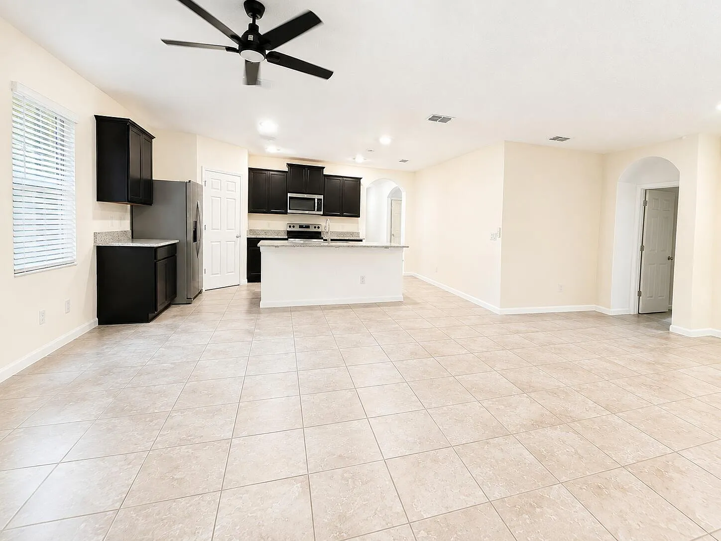 4 bed, 2.0 bath, 1915 sqft, $2,800 — Photo 2