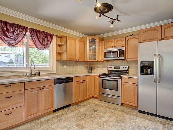 3rd image of 70 Sequoia Dr