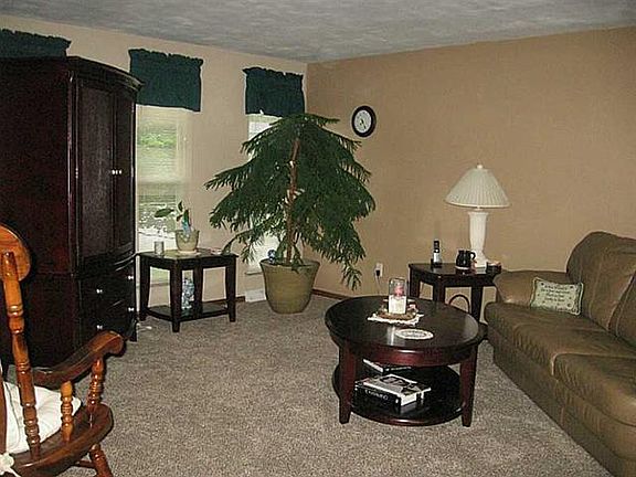 5th image of 8 Fitch Ln