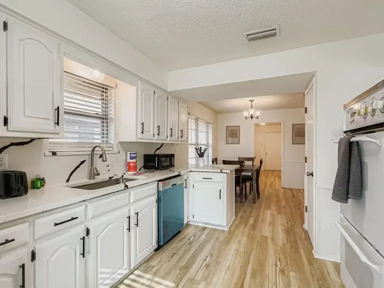 1711 Windsong Trl — Photo 24