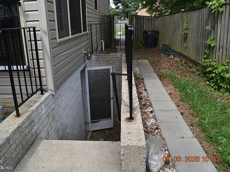 Bay Wood Dr — Photo 2