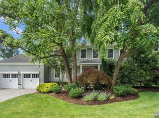 10 Herlihy Dr, Mahwah, NJ 07430