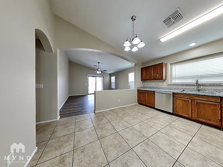 1034 E Saddle Way — Photo 9