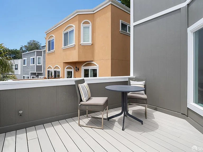 628 Los Palmos Dr — Photo 35