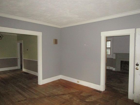 3rd image of 945 W Lexington Ave